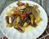 Gambar langkah 4 resipi Tauhu dan terung goreng tumis.