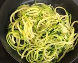 Une image de l'étape 2 de Spaghettis de courgette et pesto d’avocat.