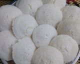 A picture of step 5 of Idli with coconut and peanut chutney.