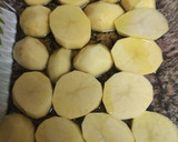 Foto del paso 1 de la receta: Pies de cerdo con patatas y judías blancas