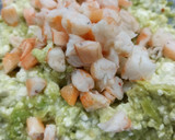 Foto del paso 2 de la receta: Ensalada fría y ligera de aguacate 🥑, gambas 🦐 y requesón 🧀