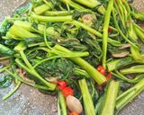 Foto langkah ke 3 dari resep Tumis kangkung.