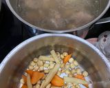 Hình bước làm 2 của món Canh tôm tươi hạt sen bắp non carrot bí đao
