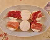 Foto del passaggio 2 della ricetta Spiedini di tominini con prosciutto