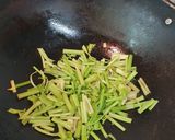 芹菜炒豆包的食譜步驟2照片