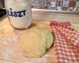 Virslis-szezámos kifli recept fázis 1 fotója