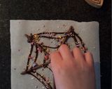 Foto del paso 3 de la receta: Telaraña viviente (Mikados con chocolate y lacasitos) - Adviento Halloween