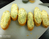Foto del paso 2 de la receta: Pan de ajo con queso mozzarella 😋