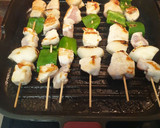 Foto del paso 5 de la receta: Brochetas de pollo con un huevo frito