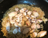 Foto del paso 2 de la receta: Chipirones en salsa de cebolla y tomate