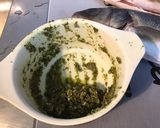 Une image de l'étape 2 de Bars aux herbes, ail, parmesan et citron confit.