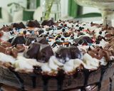 عکس مرحله 11 از دستور کیک خامهای تولد با شکلات