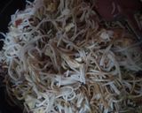 A picture of step 3 of Burnt garlic chicken hakka noodles.