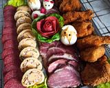 Sajttekercs sonkával, sajtos tojáskrémmel és zöldséggel töltve recept fázis 7 fotója