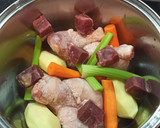 Foto del paso 2 de la receta: Caldo de pollo con jamón y verduras