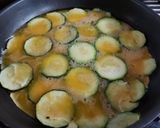 Foto del passaggio 2 della ricetta Frittata di zucchine in padella