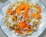 Foto langkah ke 3 dari resep Tumis toge wortel.