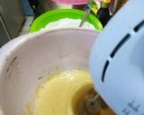Foto langkah ke 3 dari resep Bolu pisang pandan tabur keju.