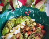 Foto del paso 2 de la receta: Ensalada de tomate cherry, aguacate y mozzarella con pesto de nueces y albahaca