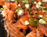 Foto del paso 2 de la receta: Salmón ahumado con encurtidos