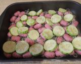 Foto del paso 7 de la receta: Salchichas minis con gulas al ajillo y calabacín al horno