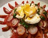 Foto del paso 2 de la receta: Ensalada de tomates y rabanos con huevos escalfados