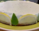 Foto del passaggio 10 della ricetta Cheesecake al basilico, limone e miele con yogurt, pinoli e morette di rovo