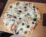 Foto del paso 5 de la receta: Pizza de espinacas, cebolla, bacon y aceitunas negras