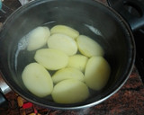 Foto del paso 1 de la receta: Hamburguesa de cerdo a la plancha con coliflor rebozada y papas cocidas