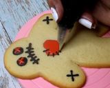 Foto del paso 12 de la receta: Galletas Vudú, decoradas con glasa!
