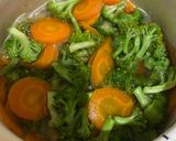 Foto langkah ke 1 dari resep Sop brokoli wortel simple sehat segeeerr.