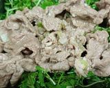 Hình bước làm 2 của món Vòng nguyệt quế (salad xà lách xoong trộn bò)