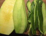 Hình bước làm 3 của món Món ăn vặt tốt cho sức khoẻ: trái cây cắt thanh dài và miếng nhỏ