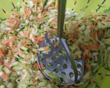 Foto del paso 3 de la receta: 🥧Pastel de calabacín 🥒y zanahorias 🥕 ralladas 🍅🧀