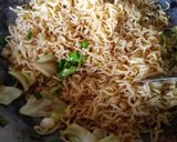 Foto langkah ke 2 dari resep Mie Goreng Saori Lada Hitam.