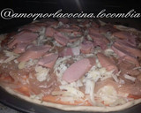 Foto del paso 5 de la receta: Pizza casera de salchicha, cebolla y manzana caramelizada