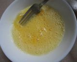 Gambar langkah 3 resipi Telur goreng ala thai.