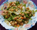 Foto del paso 5 de la receta: Ensalada de garbanzos aromatizada con albahaca