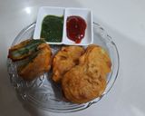 A picture of step 5 of Aloo sandwich pakoda.