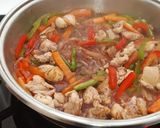 Foto del paso 4 de la receta: Bocaditos de pollo al vino con verduras y tomatitos cherry