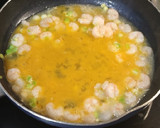 Foto del paso 2 de la receta: Revuelto de gambas y ajos tiernos