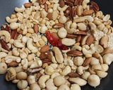 Foto del paso 1 de la receta: Pollo en salsa de 7 nueces (mole casero)