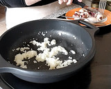 Foto del paso 4 de la receta: Arroz con calamares de lata