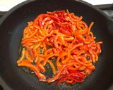 Foto del paso 3 de la receta: Coditos con pimiento caramelizado y aceitunas negras