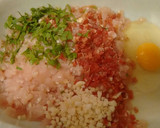 Foto del paso 1 de la receta: Albóndigas de pollo y jamón serrano a la jardinera