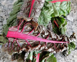 Foto del paso 1 de la receta: Acelgas rojas rehogadas con salmón