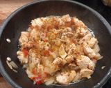 Foto del paso 2 de la receta: Arepas rellenas de pollo, tomate y queso