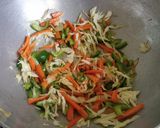 चायनीज वेज हाक्का नुडल्स (Chinese hakka noodle recipe in marathi) रेसिपी स्टेप 2 फोटो 