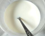A picture of step 3 of Rose milk ice apple.
