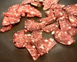 Une image de l'étape 1 de Pâtes aux trois saucissons.